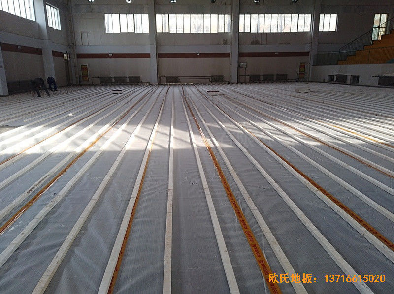 山東淄博工業(yè)職業(yè)學(xué)院籃球館運(yùn)動地板施工案例1