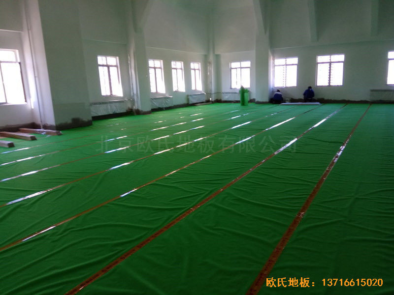 濟南中區(qū)十三中學(xué)籃球館體育地板安裝案例2