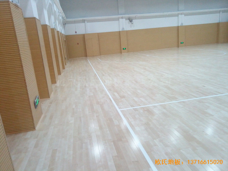 山東濟南歷下區燕山學校籃球館運動木地板施工案例3