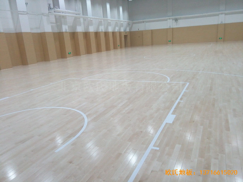 山東濟南歷下區燕山學校籃球館運動木地板施工案例5