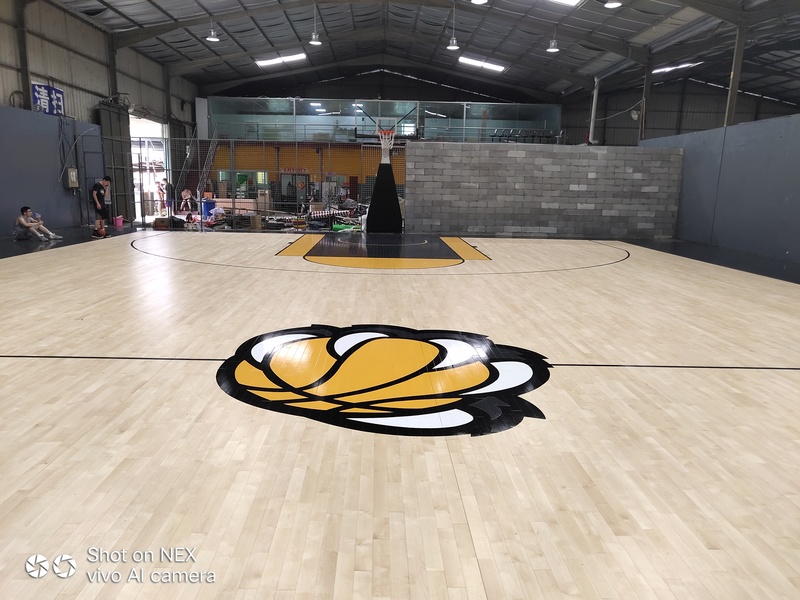 泉州僑鄉壹噸籃球場體育木地板施工案例