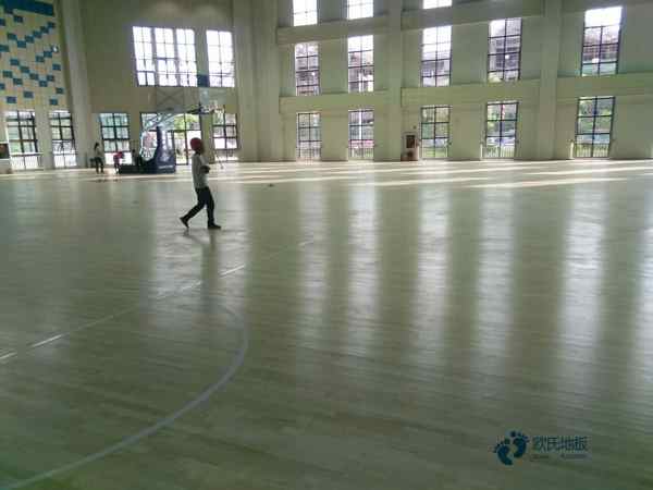 學(xué)校籃球館地板施工團(tuán)隊(duì)2